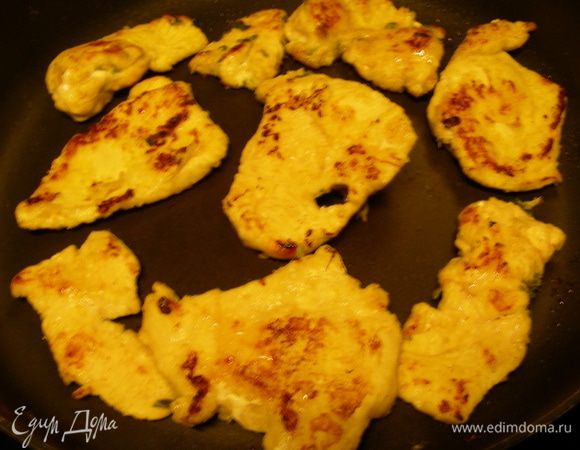 В той же сковороде разогрейте еще масла и обжарьте кусочки курицы до готовности (точное время приготовления зависит от их размера, но готовятся они быстро: 5–10 минут. Уберите курицу со сковороды и сохраните в тепле до подачи.