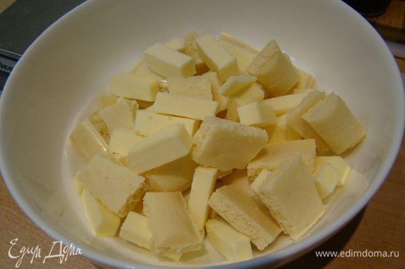 Масло и шоколад растопить в СВЧ или на водяной бане.