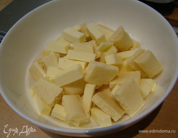 Масло и шоколад растопить в СВЧ или на водяной бане.