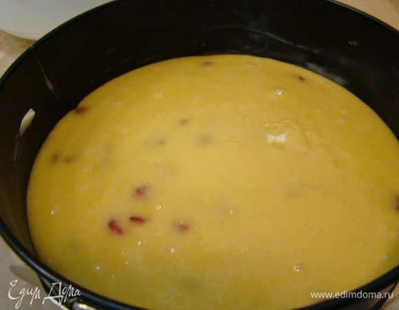 Всыпать клюкву, размешать, вылить в разъемную форму (та же, в которой выпекался бисквит), предварительно выстелить дно пергаментом. Выпекать при 160"С 25-28 мин. Корж не должен быть твердым! В моей форме, 21 см, понадобилось 26 минут.