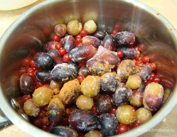 Ягоды засыпаем сахаром, посыпаем корицей, добавляем сок и ставим на средний огонь.