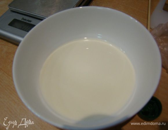 В это время крахмал разводим водой, тонкой струйкой вливаем к ягодам, не переставая помешивать, варим до загустения (1-2 минуты после закипания); охлаждаем.