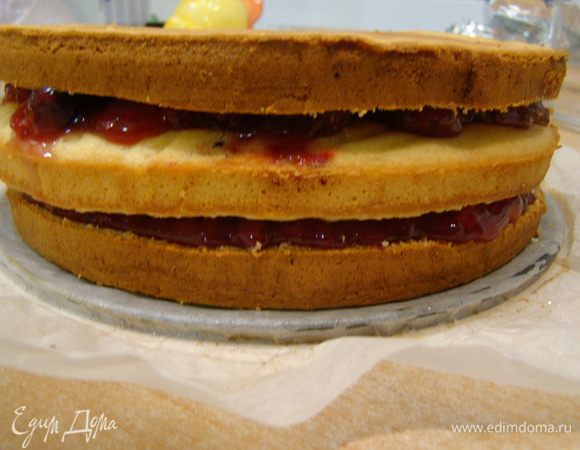 Продолжаем кремом и вторым бисквитом.