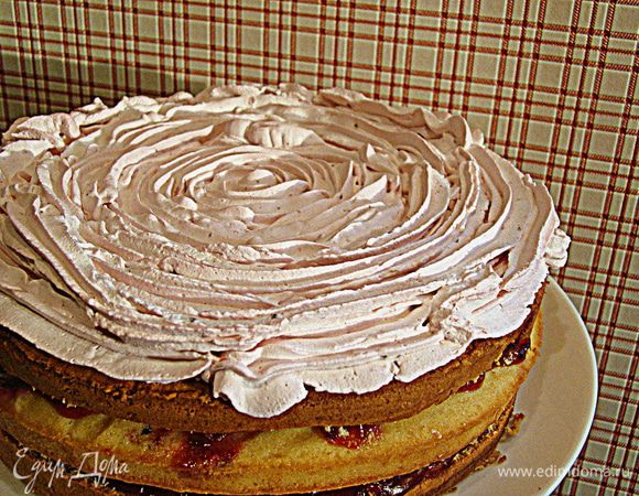 Холодные сливки (растительные, в моем случае) взбиваем, добавляем оставшееся фруктовое желе, еще немного взбиваем и покрываем торт. Приятного аппетита!