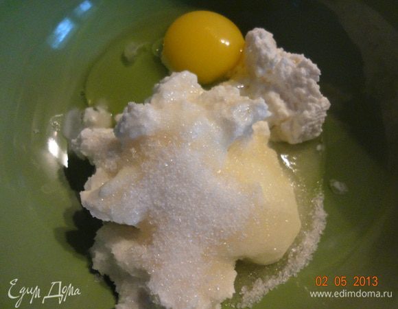 Творог смешать с яйцом, сахаром, сметаной.