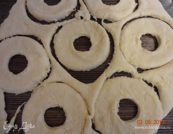 На подпыленную мукой поверхность выложить тесто, раскатать в пласт толщиной 8-10 мм. Двумя формочками вырезать бублики.  