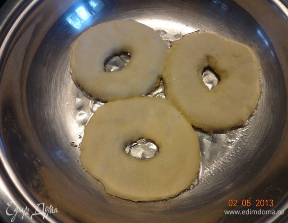 Разогреть масло на сковороде, выложить бублики и обжарить с двух сторон по нескольку минут. Выложить на бумажное полотенце, чуть остудить и подавать с джемом, сметаной, медом, с чем угодно, вкусно даже просто так.