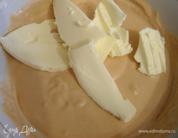 и размягченное сливочное масло.
