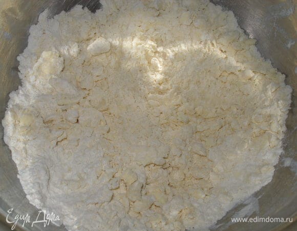 Масло нарезать на кубики и растереть с 1 стаканом (250 мл) муки.
Муки приблизительно уйдет 2-3 стакана!