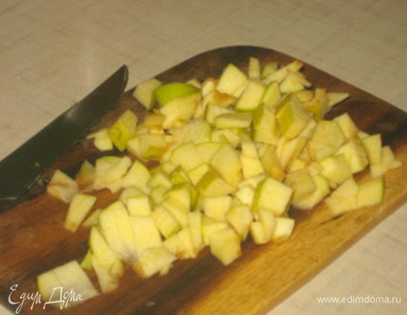 Яблоко нарезать небольшими кубиками.