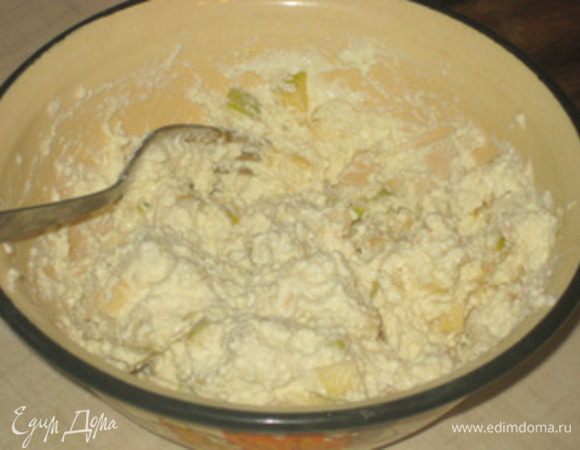 Смешать творожную массу и яблоко, перемешать.