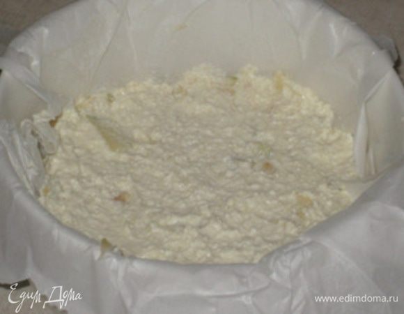 Выложить в керамическую форму, проложенную пергаментом и слегка смоченную водой.