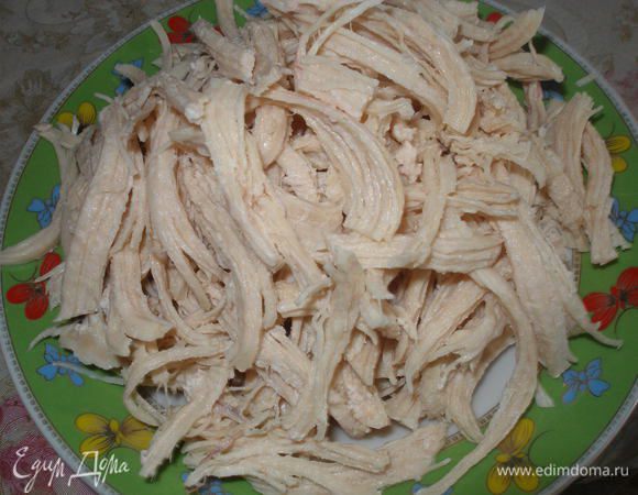 Тем временем приготовить продукты для начинки. Отварное филе разобрать на волокна.