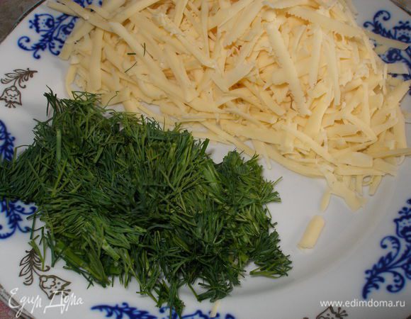 Сыр натереть на крупной терке. Зелень порубить.