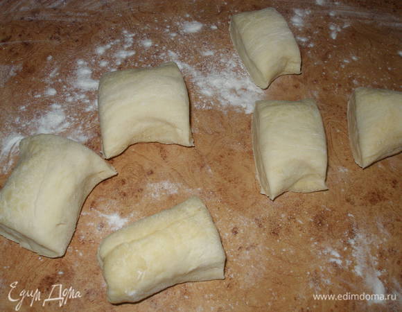 Тесто разделить на 2 части, из каждой части скатать колбаску, а затем нарезать ее на кусочки.