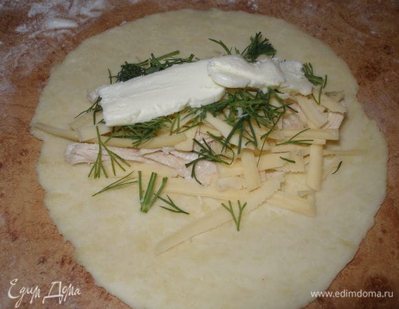 Из кусочков раскатать лепешки, выложить на них начинку - курицу, сыр, зелень и кусочек масла. А другие лепешки сначала смазать майонезом, затем выложить начинку в таком же порядке. С майонезом более сытно получается!