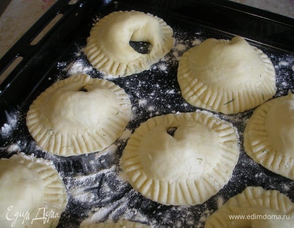 Противень присыпать мукой, выложить на него пирожки и выпекать в духовке 20-25 минут при 180 градусах. Подавать с острым соусом или сметаной с зеленью и чесноком.