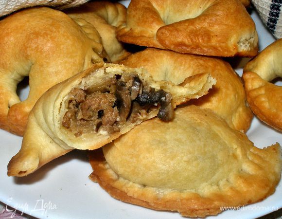 Еще я делала такие пирожки с фаршем, получилось очень вкусно, сочно и сытно. Начинка: 200-300 г фарша (свинина-говядина); 100 г шампиньонов;
1 большая луковица. Это все обжарить до полуготовности, а в конце добавить одно большое зеленое яблоко, натертое на крупной терке, ну и соль, перец.