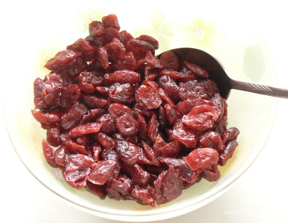 Замочите ягоды в коньяке.