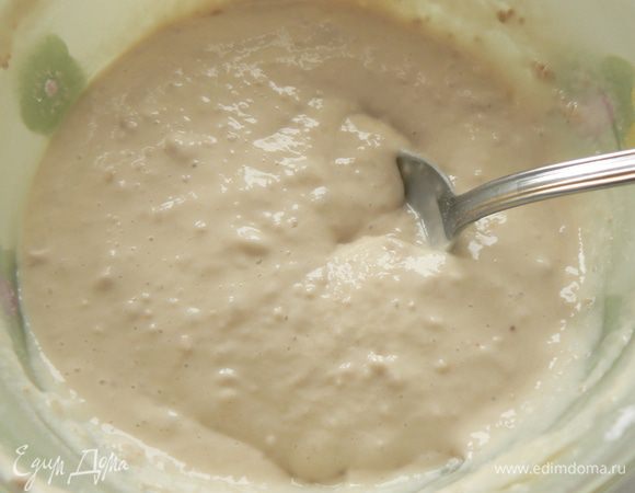 Размешайте дрожжи в 125 мл молока + 1 ст. л. сахара + 50 г муки. Поставьте в теплое место на 30 мин.