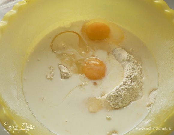 Отдельно смешайте оставшуюся муку, сахар, соль, молоко (лучше это делать миксером, я использовала хлебопечку).