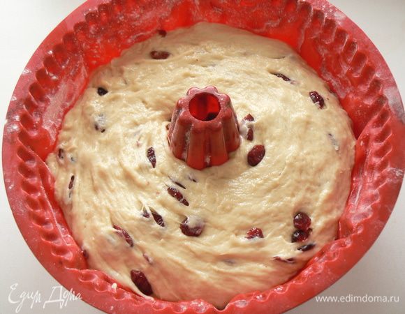 Тесто должно получиться плотным, но эластичным. Выложите тесто в форму, отправьте подниматься на 30 мин.