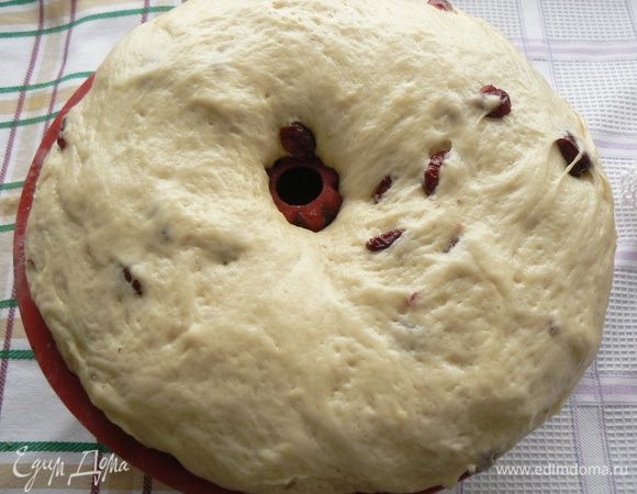 Выпекайте в разогретой духовке мин. 35-40 (тесто полезло через край, пришлось немного отложить).