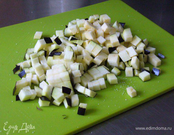 Мелко режем баклажан. Подсаливаем.