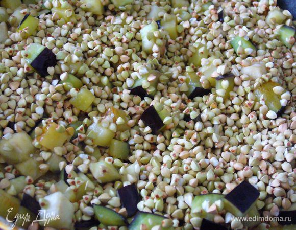 Добавляем к баклажану гречку. Слегка обжариваем без добавления бульона.