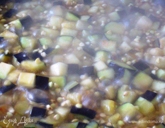 Вливаем часть горячего бульона, добавляем специи и Раш эль ханут. Дальше варим как ризотто. Выкипел бульон - добавляем следующую порцию. И так варим, пока гречка совершенно не проготовится, т.е. минут 15-20. Проверяем на соль.