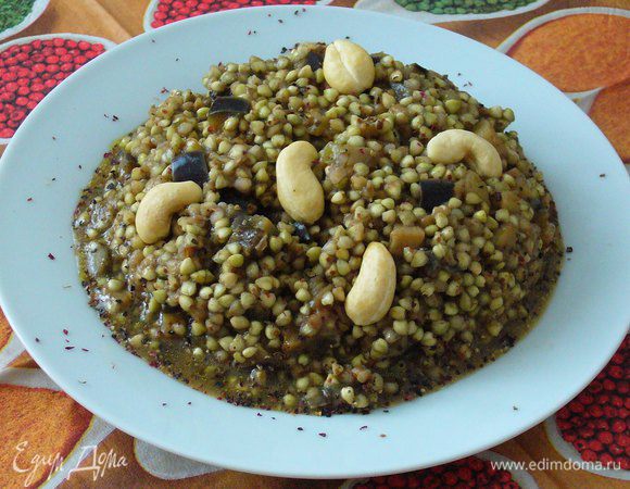 Готовое гречотто выкладываем на тарелку, украшаем орехами кешью (я не стала подсушивать) и посыпаем смесью перцев с лепестками роз. 
