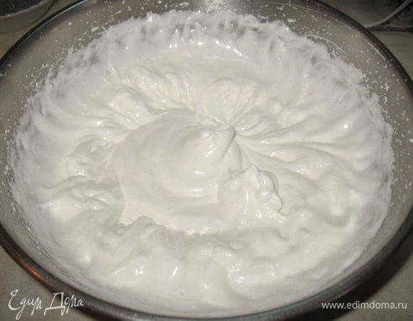 Готовим кокосово-маковый корж. 
Взбиваем белки с сахарной пудрой до устойчивых пиков. 