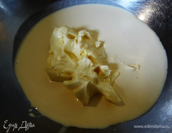 Мягкое сливочное масло перемешать со сметаной.