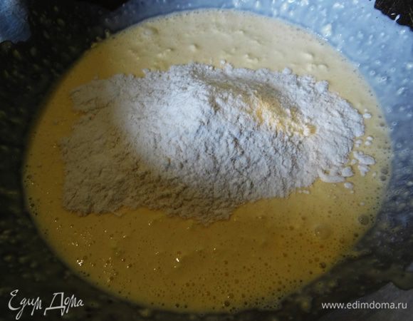 Добавить соль, разрыхлитель, большую часть муки, тщательно все вымешать ложкой.