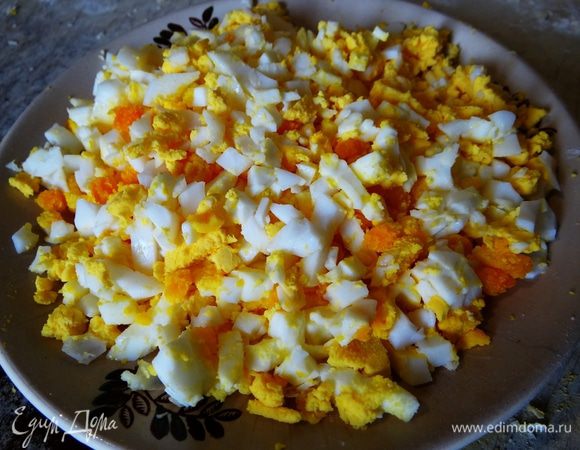 5 яиц отварить в течение 10 минут с момента кипения. Хорошенько их охладить. Яйца можно сварить заранее, к примеру, вечером, а пирог готовить утром. Почистить, мелко нарезать.