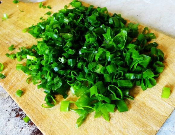 Зеленый лук измельчить.