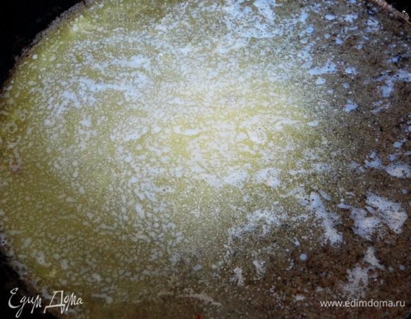 На сковороду выложить 50 г сливочного масла, растопить.