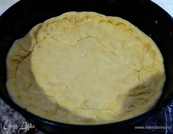 Тесто разделить пополам. Одну часть раскатать, уложить в смазанную растительным маслом форму.