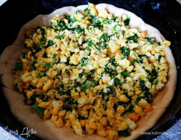 Выложить начинку. По желанию сверху можно добавить немного сливочного масла, нарезанного на кусочки. 