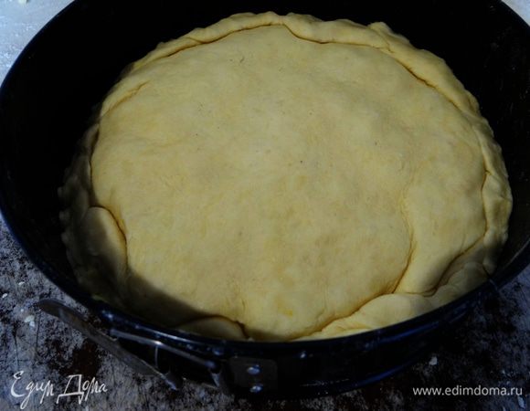 Второй кусок теста так же раскатать, накрыть им начинку, слепить края с нижним пластом.