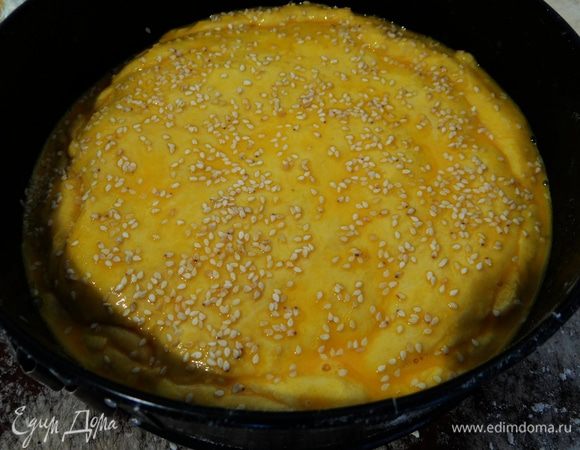 Желток смешать с 1 ч. л. воды, смазать им верх пирога. Можно еще пересыпать кунжутом. Выпекать при 200°C около 40 минут. Приятного аппетита!