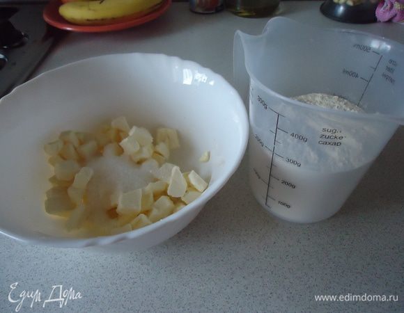 Муку смешать с холодным маслом, сахаром, разрыхлителем. Замесить тесто, придать форму шара и положить в холод на 30 минут.