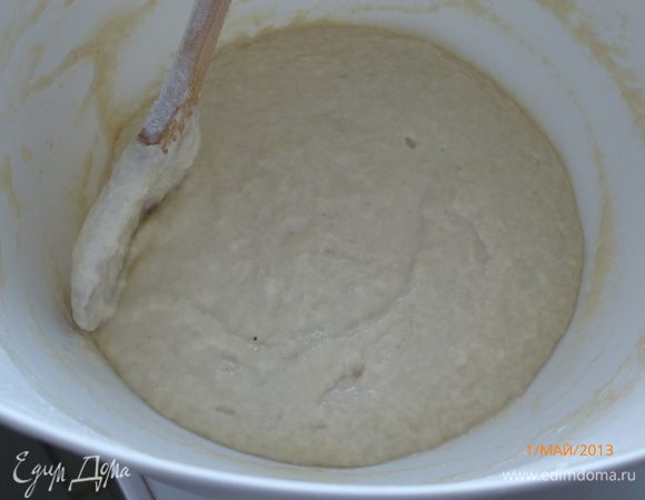 В теплую воду добавляем сахар и дрожжи, даем постоять 5 минут. Добавляем теплую сыворотку и просеиваем муку, замешиваем тесто.