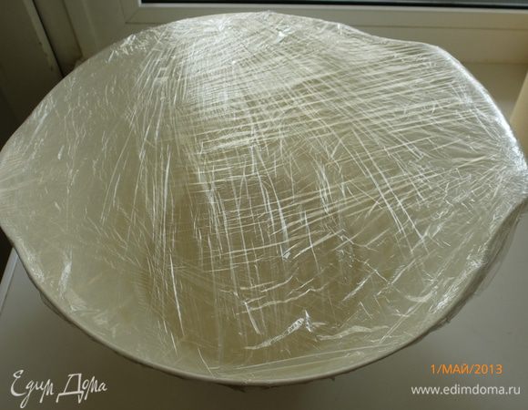 Заматываем чашку с опарой пленкой, ставим в теплое место на 3 часа.