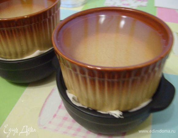 Закрыть массу марлей, сверху положить маленькое блюдце или картонку, а на него груз (у меня форма с водой). Поставить в холодильник охлаждаться на 14-18 часов. Если готовить в большой форме, то время для охлаждения нужно увеличить до суток.
Перед подачей формочку перевернуть, освободить десерт от марли и подавать к столу!