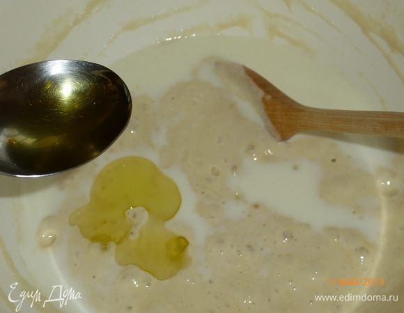 К опаре добавляем теплое молоко, оливковое масло, соль и мед. Все тщательно вымешиваем.