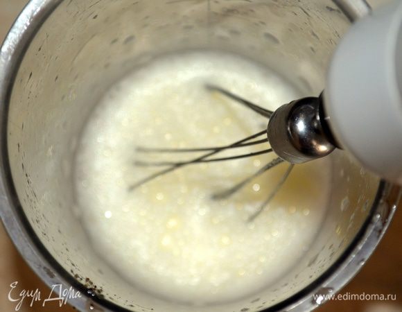 яйца взбить в пену