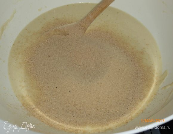 К тесту просеиваем гречневую муку, тщательно вымешиваем.  Гречневая мука не содержит клейковины, поэтому утяжеляет тесто. Добавлять ее надо немного.