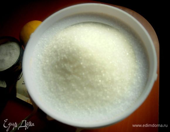 В рецепте нужна именно пудра...Для этого насыпаем сахар в кофемолку...