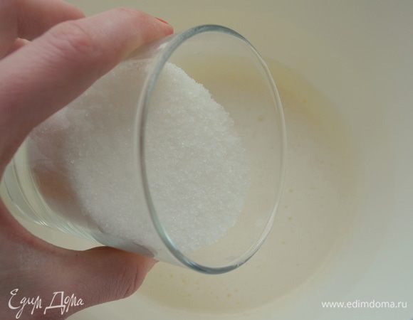 добавляем сахар при этом постоянно взбиваем